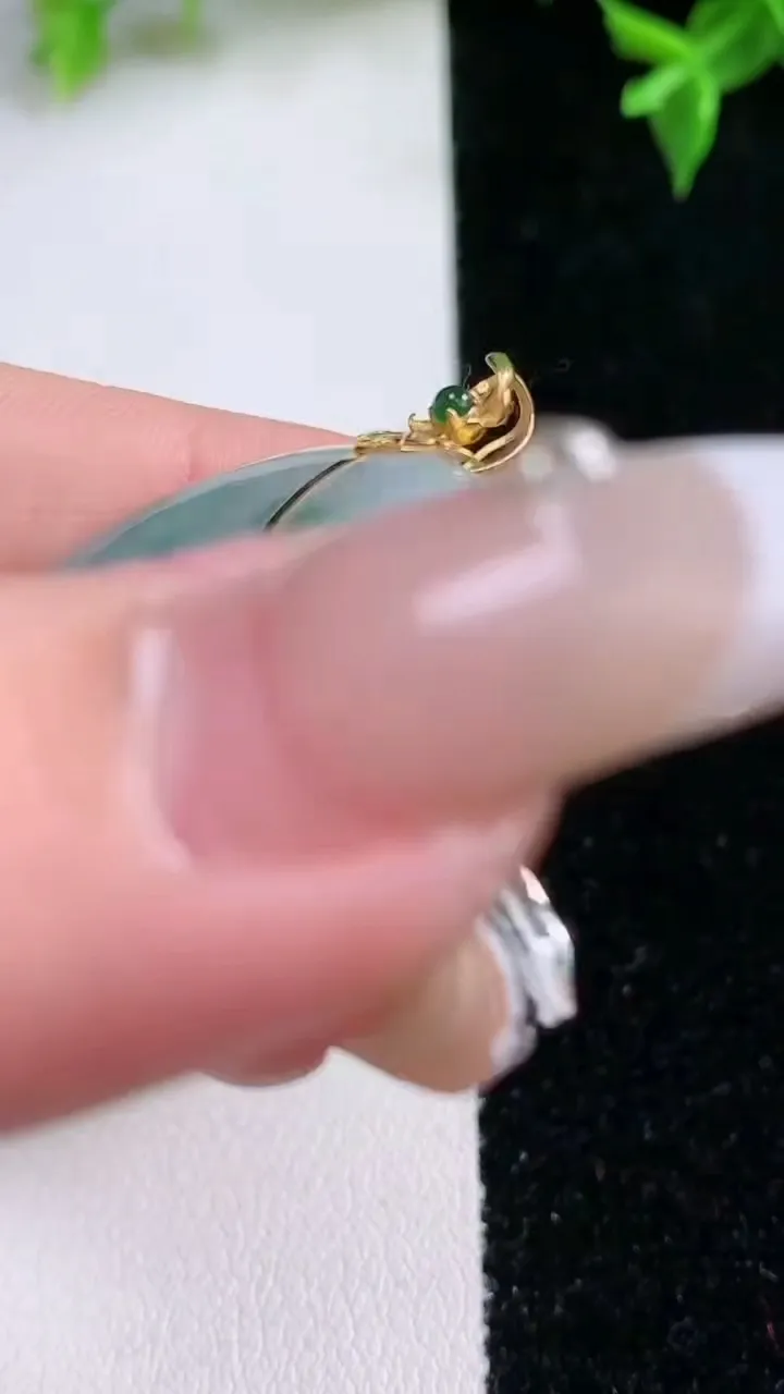 天然A货翡翠18K金飘花平安扣吊坠，尺寸28.6-6.2，重量:11.87g
1月22日