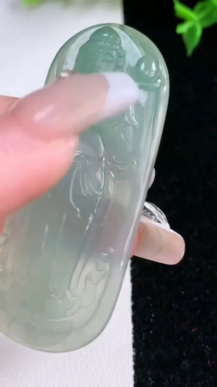 天然A货翡翠大势至菩萨吊坠，尺寸62.3-24.4-5，重量:17.57g
1月22日