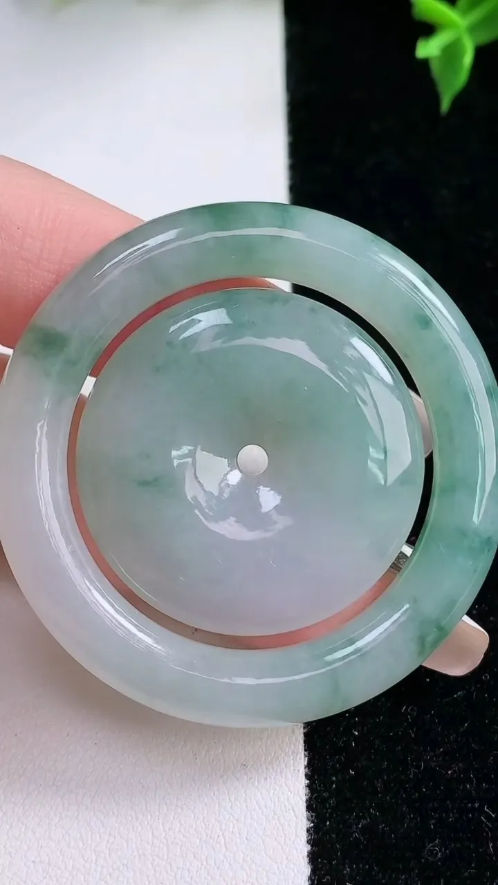 天然A货翡翠飘花母子平安扣吊坠，尺寸47.8-4.5，重量:28.71g
1月22日