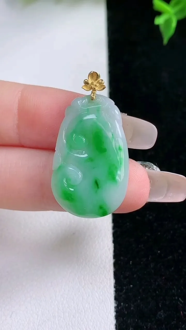 天然A货翡翠如意吊坠，尺寸26.7-17-3.5，重量:3.47g
1月22日
