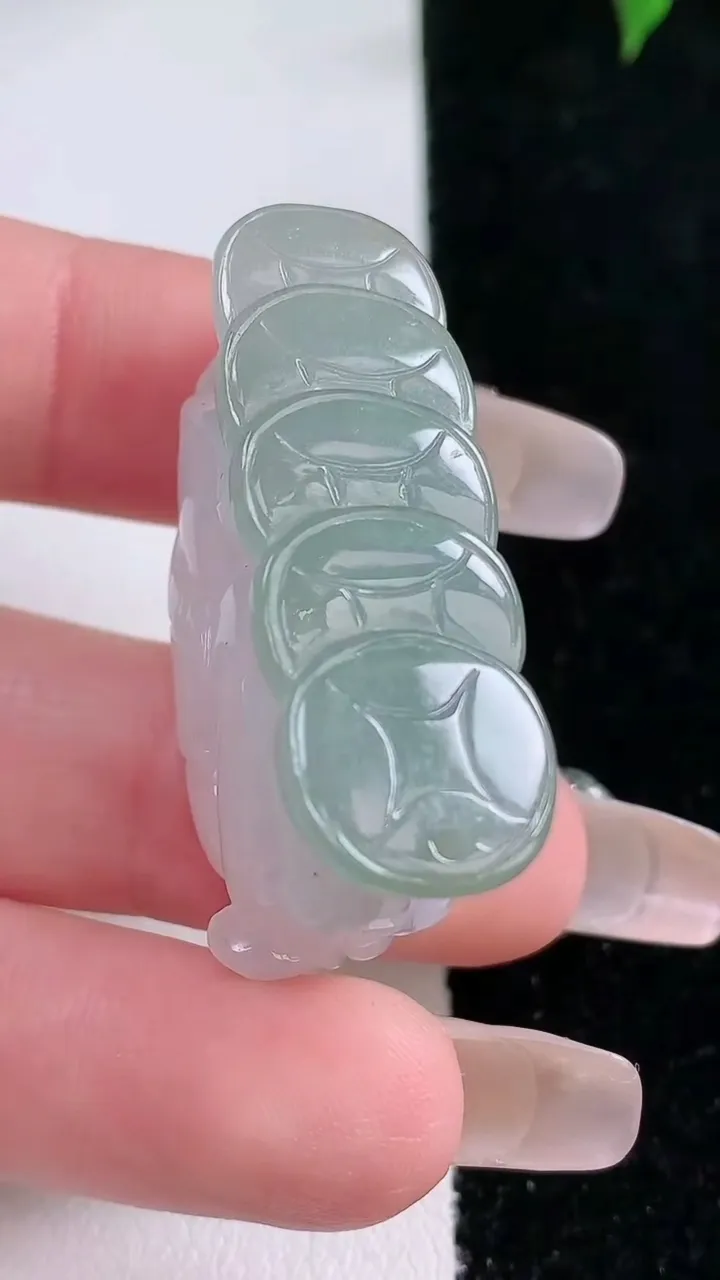 天然A货翡翠霸王貔貅吊坠，尺寸36.3-13.2-18.6，重量:17.90g
1月22日