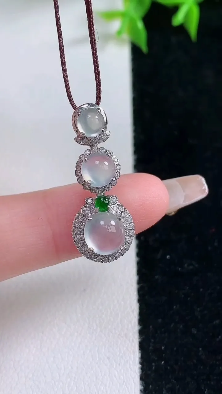 天然A货翡翠种白冰蛋面吊坠，尺寸26-10.2-6.8，裸石6.5重量:1.97g
1月22日