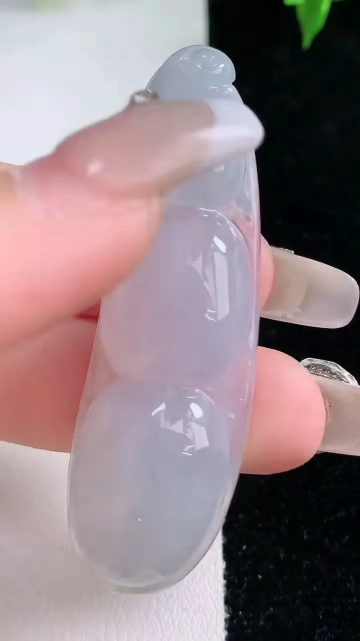 天然A货翡翠福豆吊坠，尺寸56-17.4-7.6，重量:14.67g
1月22日