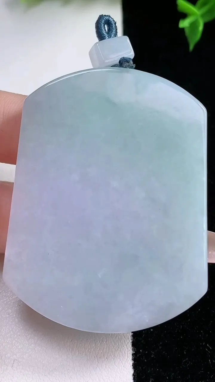 天然A货翡翠春带彩紫罗兰无事牌吊坠，尺寸54.5-41-5.8，重量:40.43g
1月22日