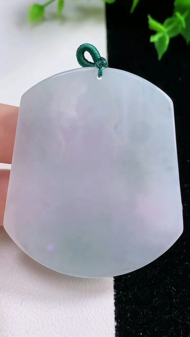 天然A货翡翠不动明王吊坠，尺寸54.8-46.7-4.8，重量:26.65g
1月22日