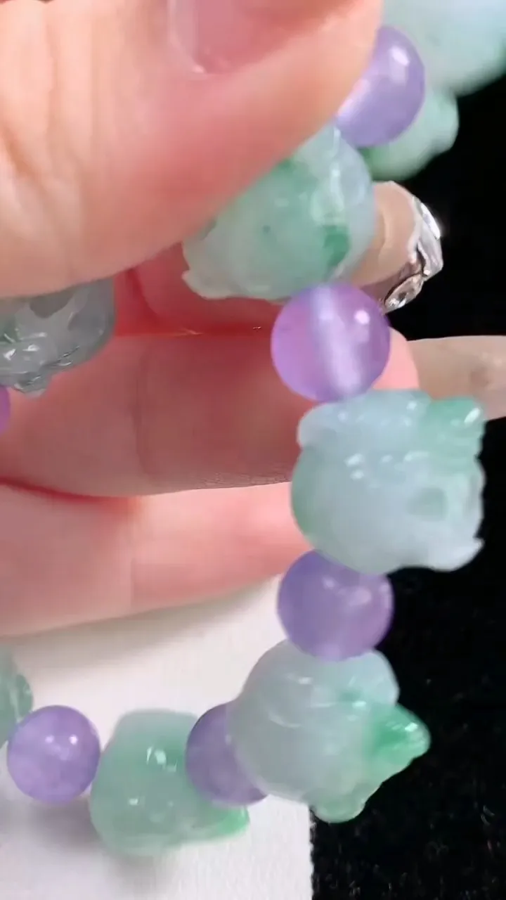 天然A货翡翠飘花生肖虎手串，尺寸12-12.2-10颗，重量:41.98g1月22日
工厂直销收藏佳品,种好水足，色泽均匀，有种有色，上手高大气！