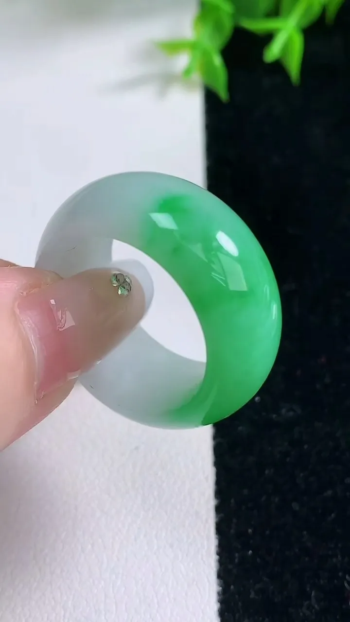 天然A货翡翠指环扳指，尺寸20.2-11.5-4.4，重量:12.41g2026年1月22日
工厂直销收藏佳品,种好水足，色泽均匀，有种有色，上手高大气！