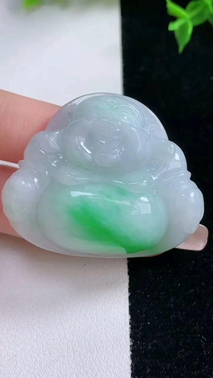 天然A货翡翠佛公吊坠，尺寸37.6-45.3-11.8，重量:33.42g
1月22日