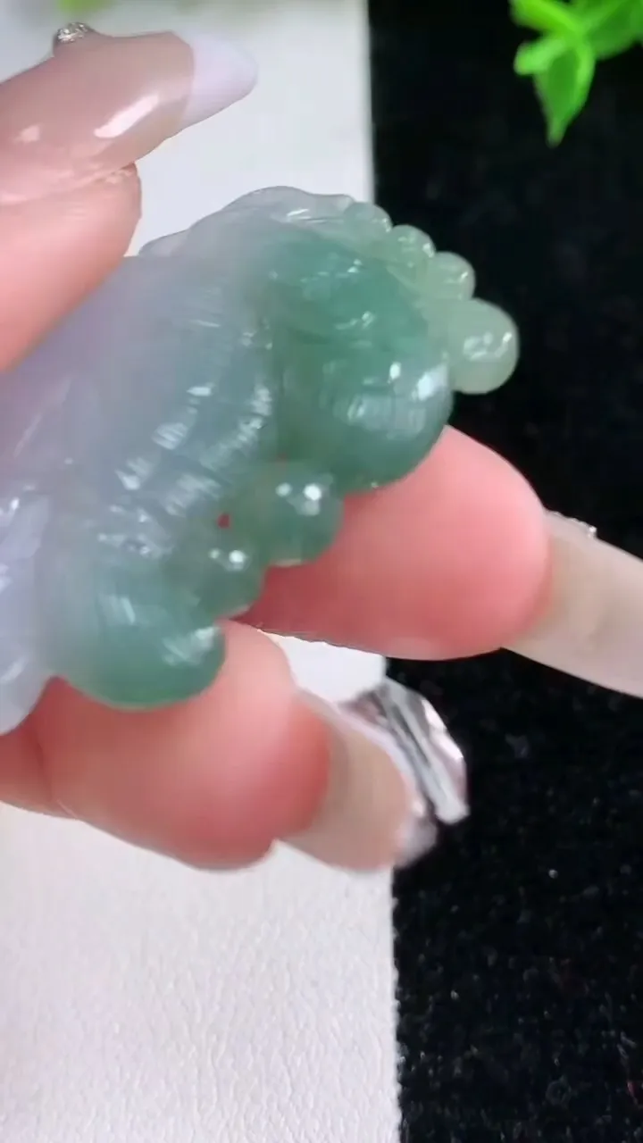 天然A货翡翠观音头吊坠，尺寸42.7-28-7，重量:15.13g
1月22日