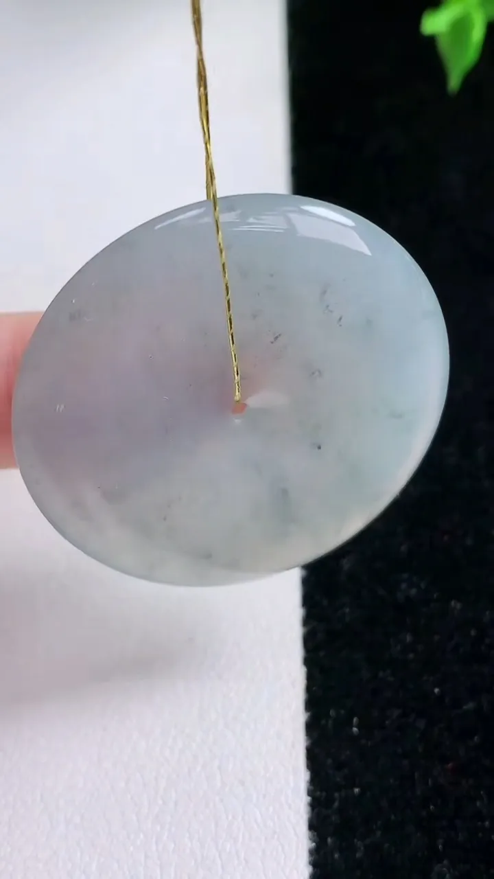 天然A货翡翠飘花平安扣吊坠，尺寸36.3-5.6，重量:16.01g
1月22日