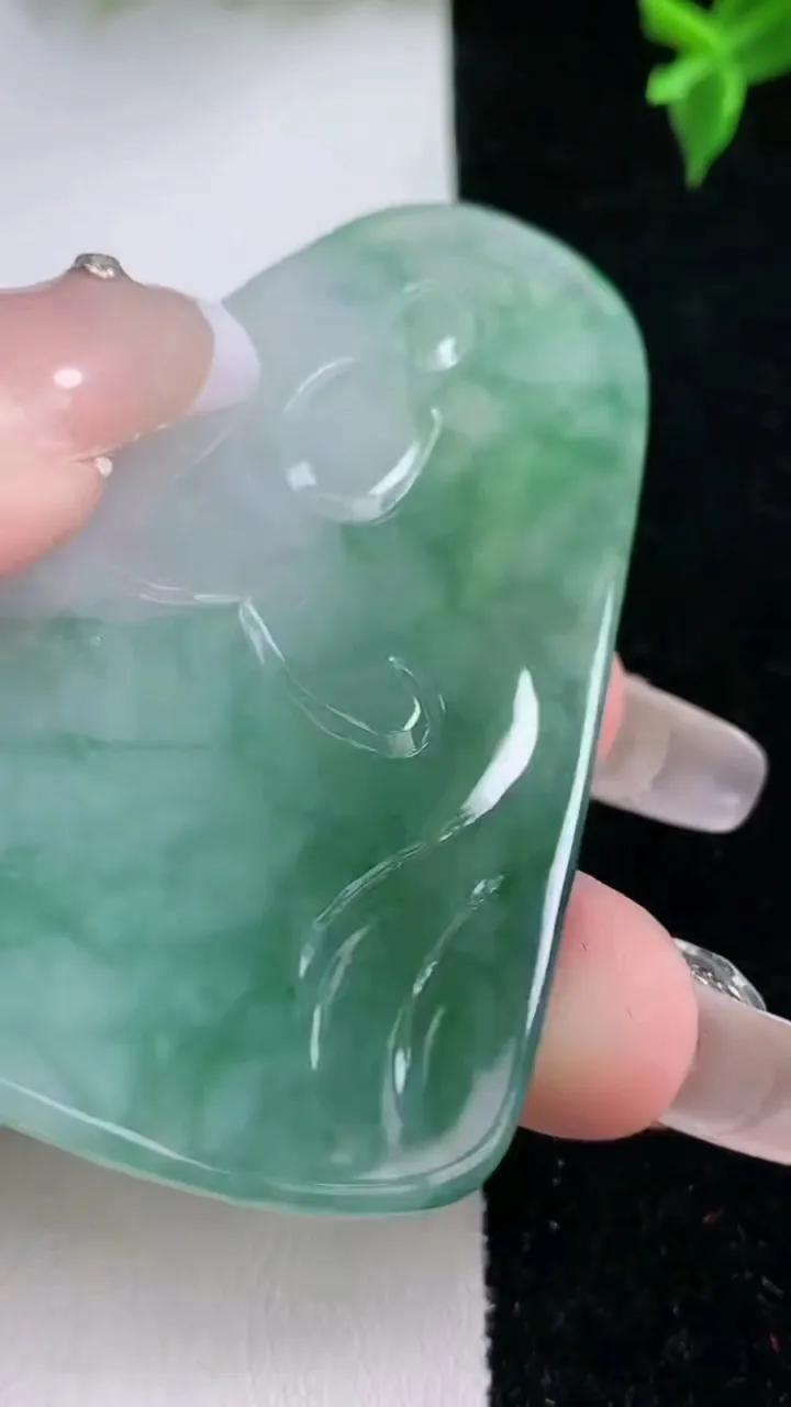 天然A货翡翠虚空藏菩萨吊坠，尺寸66.5-41.4-4.5，重量:27.15g
1月22日