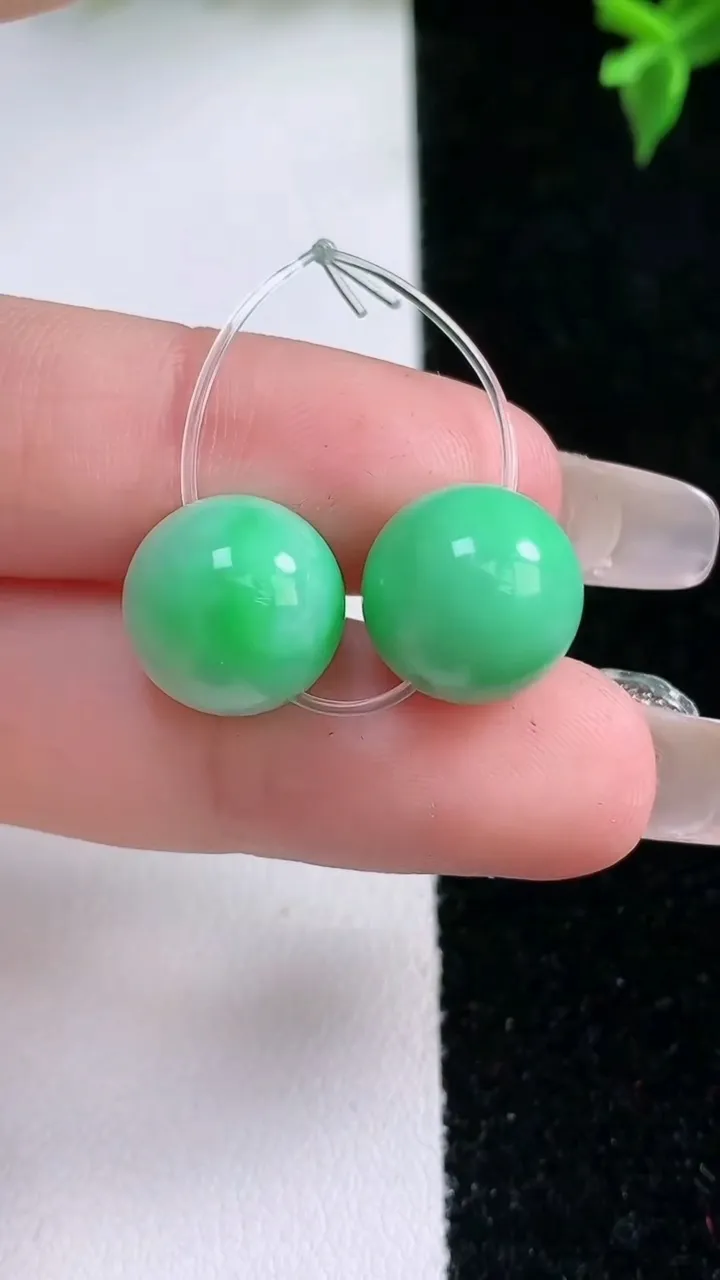 天然A货翡翠圆珠吊坠一对，尺寸12，重量:6.53g
1月22日