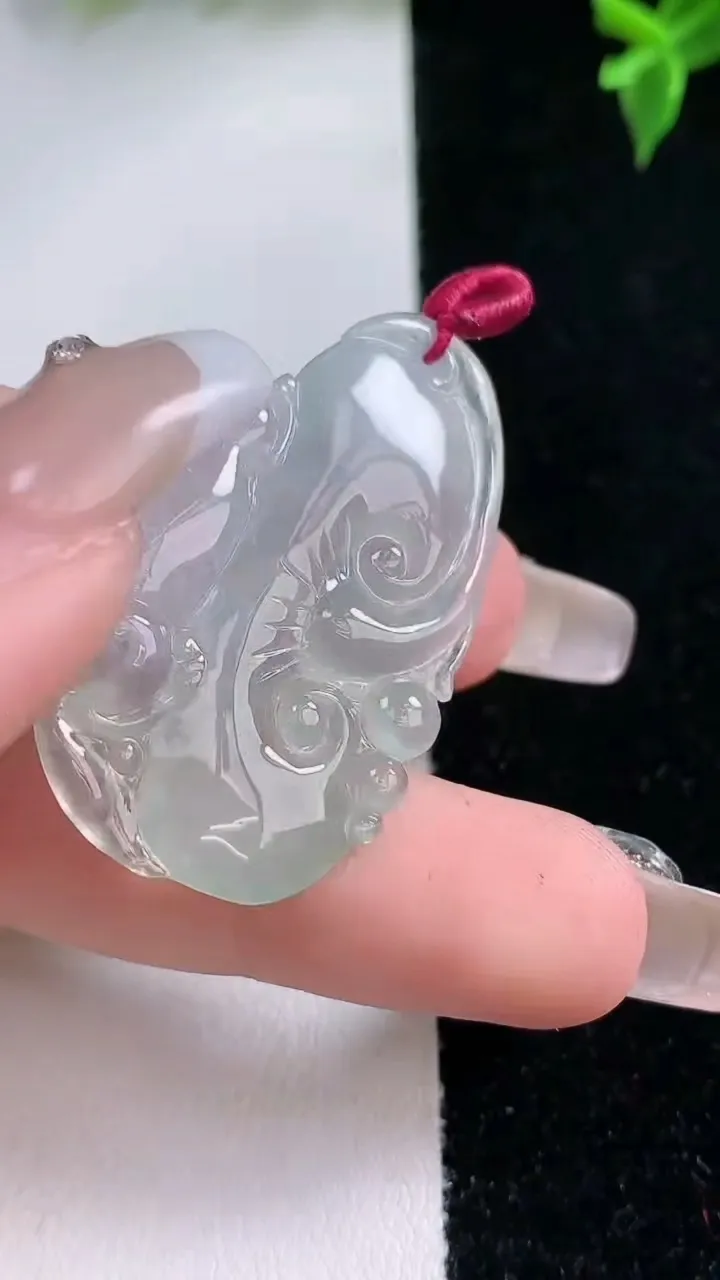 天然A货翡翠如意吊坠，尺寸39.6-22.2-4.2，重量:6.51g
1月22日