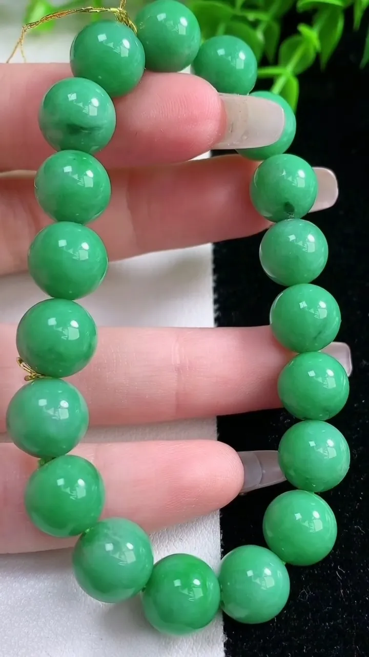 天然A货翡翠圆珠手串，尺寸10.4-19颗，重量:36.08g1月22日
工厂直销收藏佳品,种好水足，色泽均匀，有种有色，上手高大气！