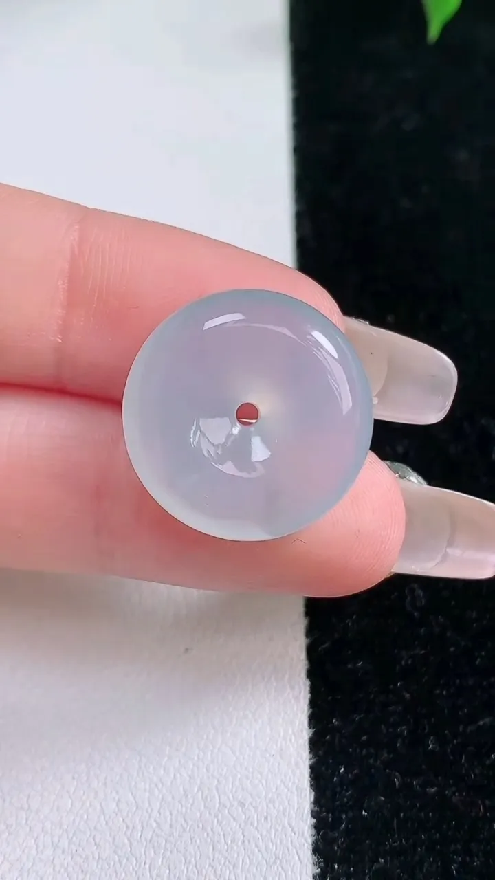 天然A货翡翠冰种飘花平安扣吊坠，尺寸19-5.6，重量:4.18g
1月22日