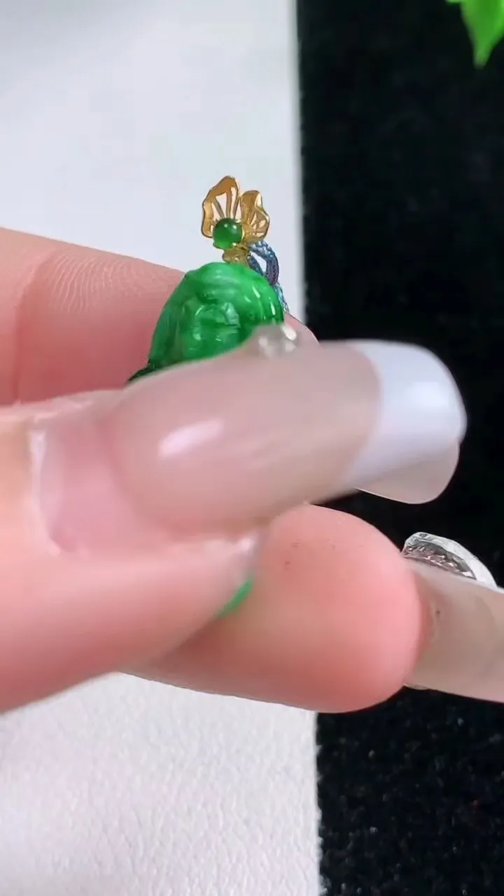 天然A货翡翠观音菩萨吊坠，尺寸23.2-13.2-4.3，重量:2.80g
1月22日