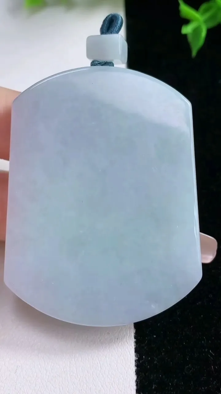 天然A货翡翠春带彩紫罗兰无事牌吊坠，尺寸56-41.8-6，重量:42.47g
1月22日