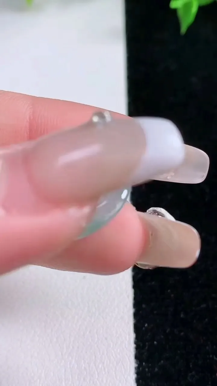 天然A货翡翠种飘花平安扣吊坠，尺寸18.6-3.4，重量:3.94g
1月22日