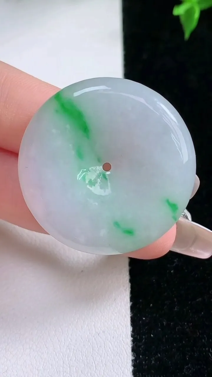 天然A货翡翠平安扣吊坠，尺寸34-5.6，重量:14.16g
1月22日