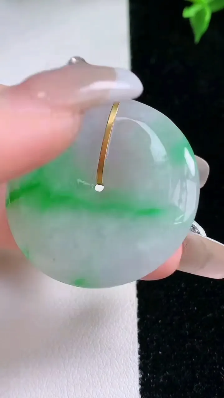 天然A货翡翠平安扣吊坠，尺寸35.2-5，重量:14.33g
1月22日