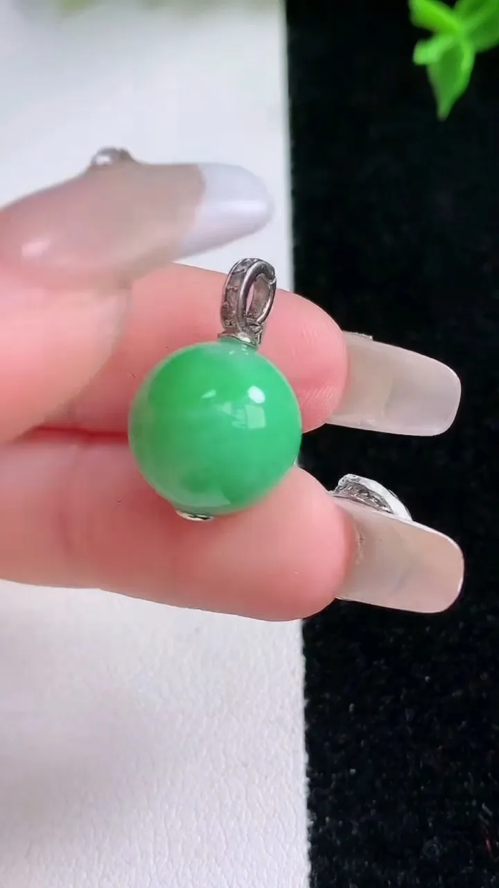 天然A货翡翠圆珠吊坠，尺寸13，重量:5.07g1月22日
工厂直销收藏佳品,种好水足，色泽均匀，有