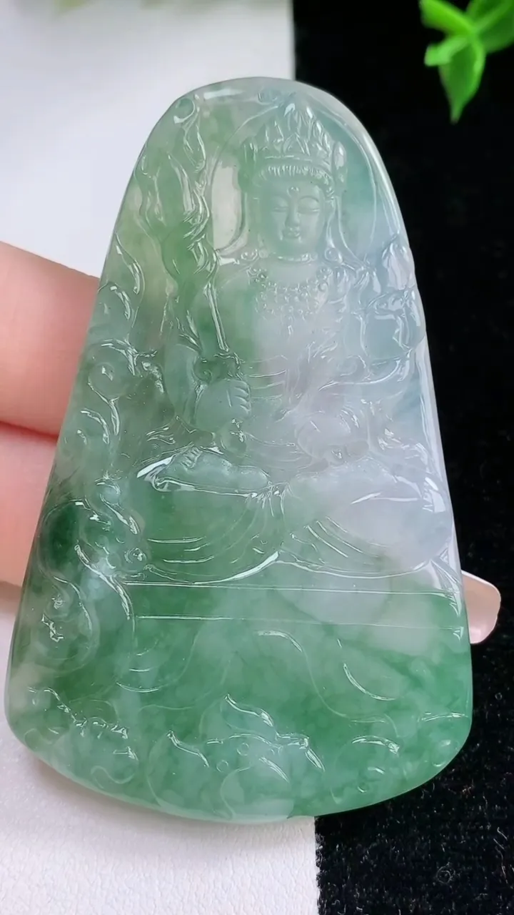 天然A货翡翠虚空藏菩萨吊坠，尺寸66.5-41.4-4.5，重量:27.15g
1月22日