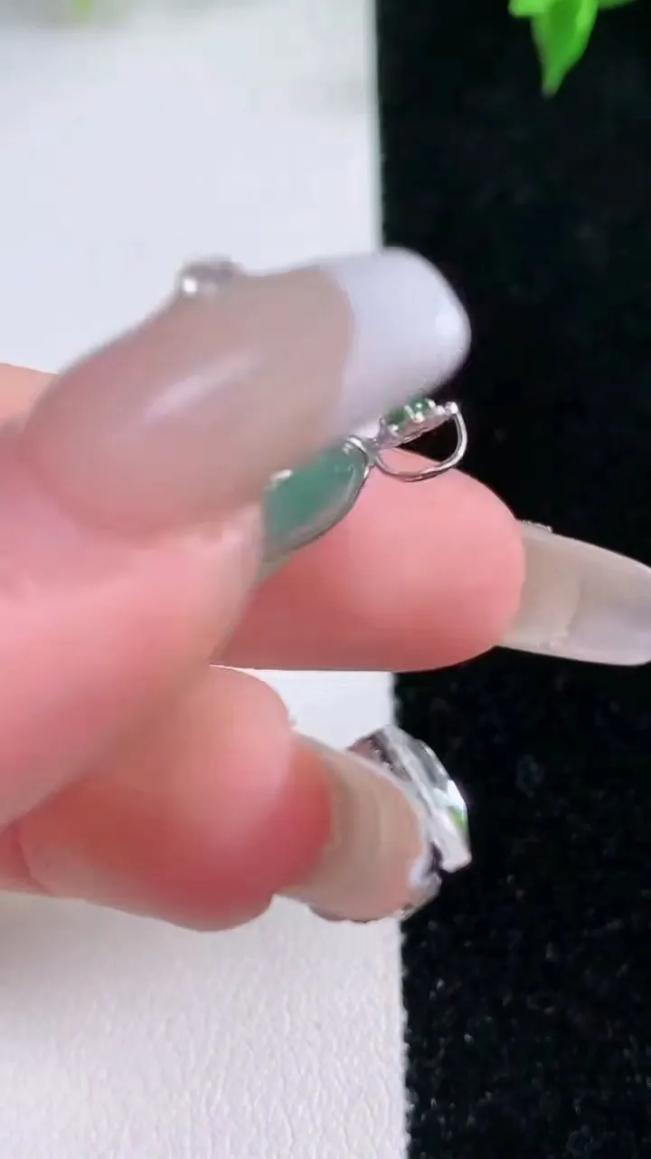 天然A货翡翠种飘花平安扣吊坠，尺寸20-4.3，重量:4.21g
1月22日