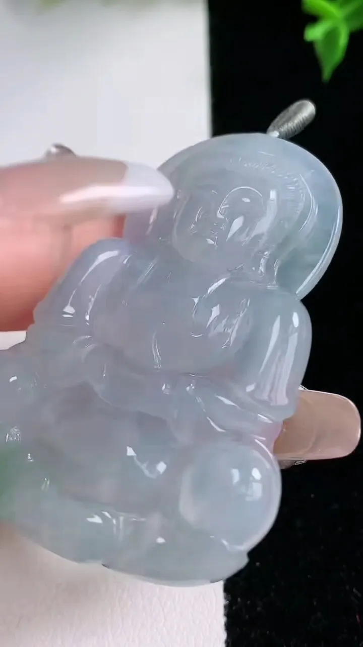 天然A货翡翠观音菩萨吊坠，尺寸53.7-38.2-4.8，重量:18.11g
1月22日