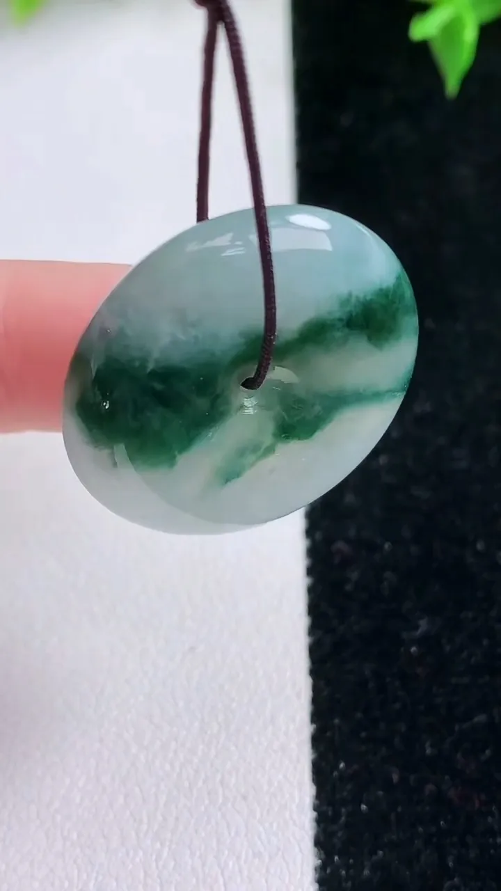 天然A货翡翠飘花平安扣吊坠，尺寸27.5-5.8，重量:9.44g
1月22日