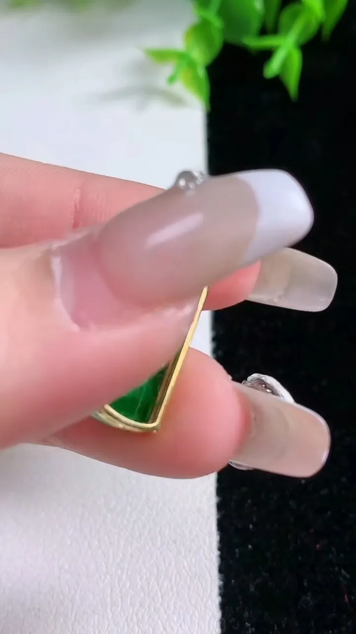 天然A货翡翠无事牌吊坠，尺寸21.8-8.7-3.8，重量:1.77g
1月22日