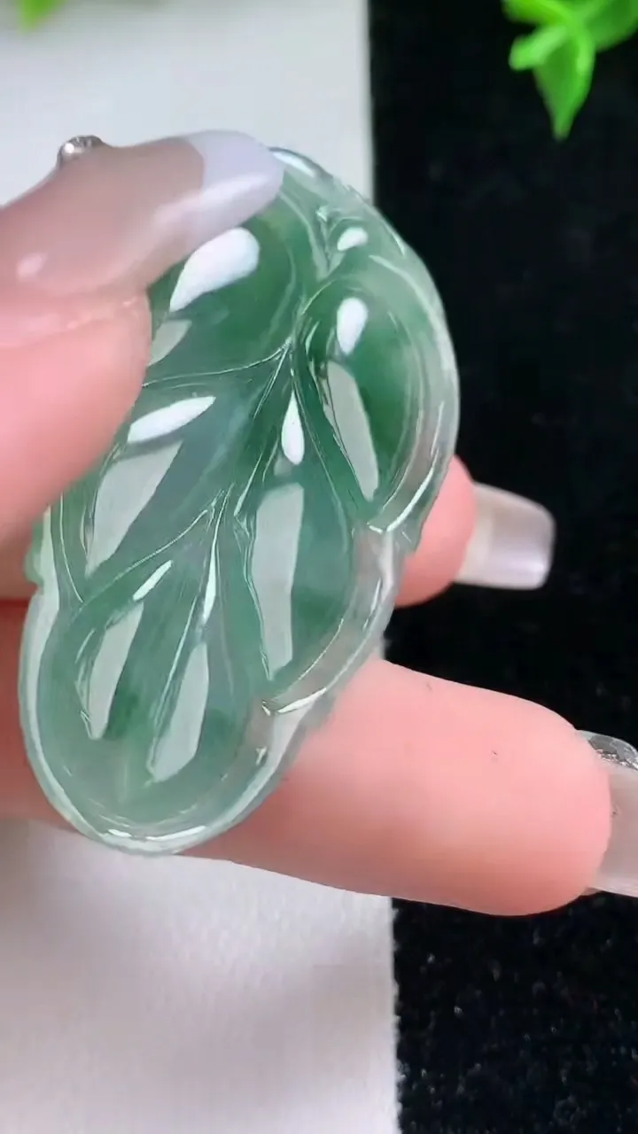 天然A货翡翠飘花金枝玉叶 叶子吊坠，尺寸46-26.4-5，重量:10.61g
1月22日