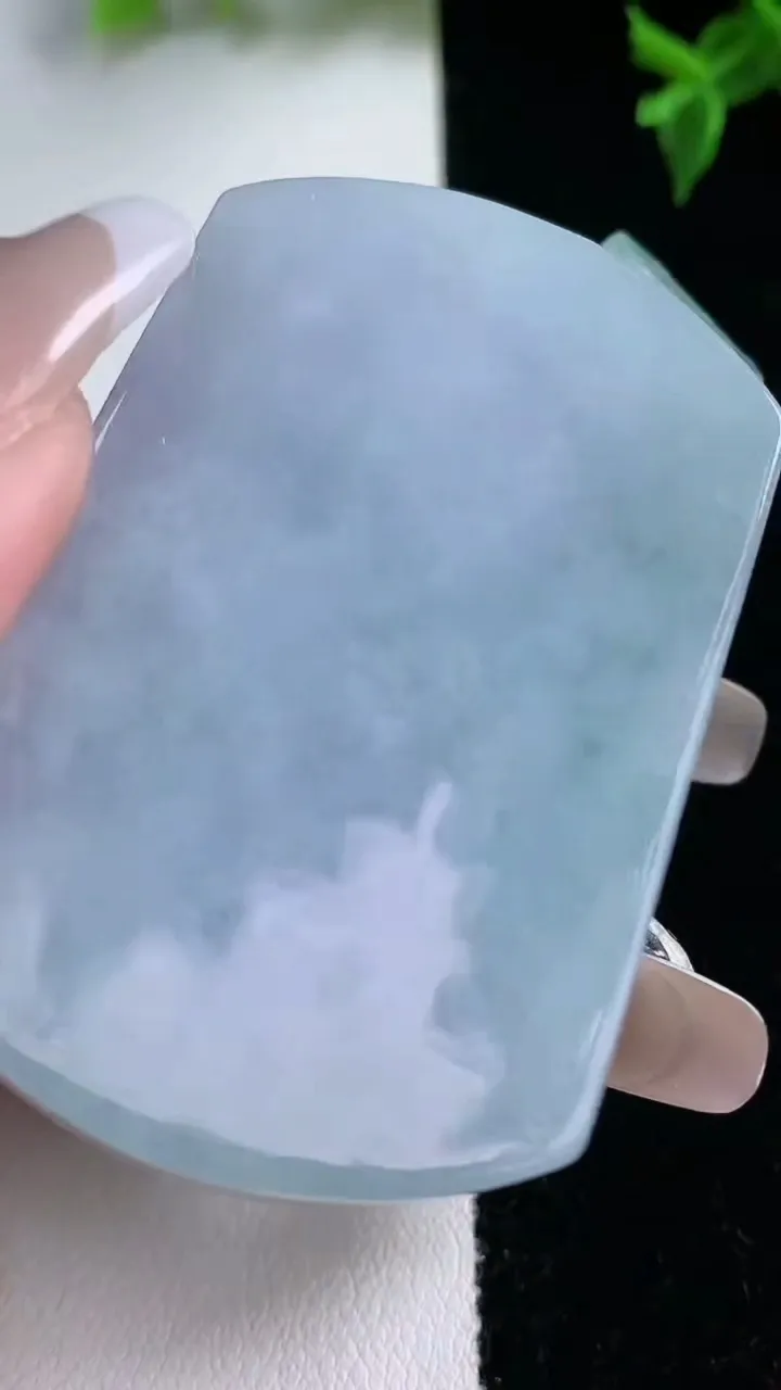 天然A货翡翠春带彩紫罗兰仿古无事牌吊坠，尺寸54.4-35.5-11，重量:62.90g
1月22日