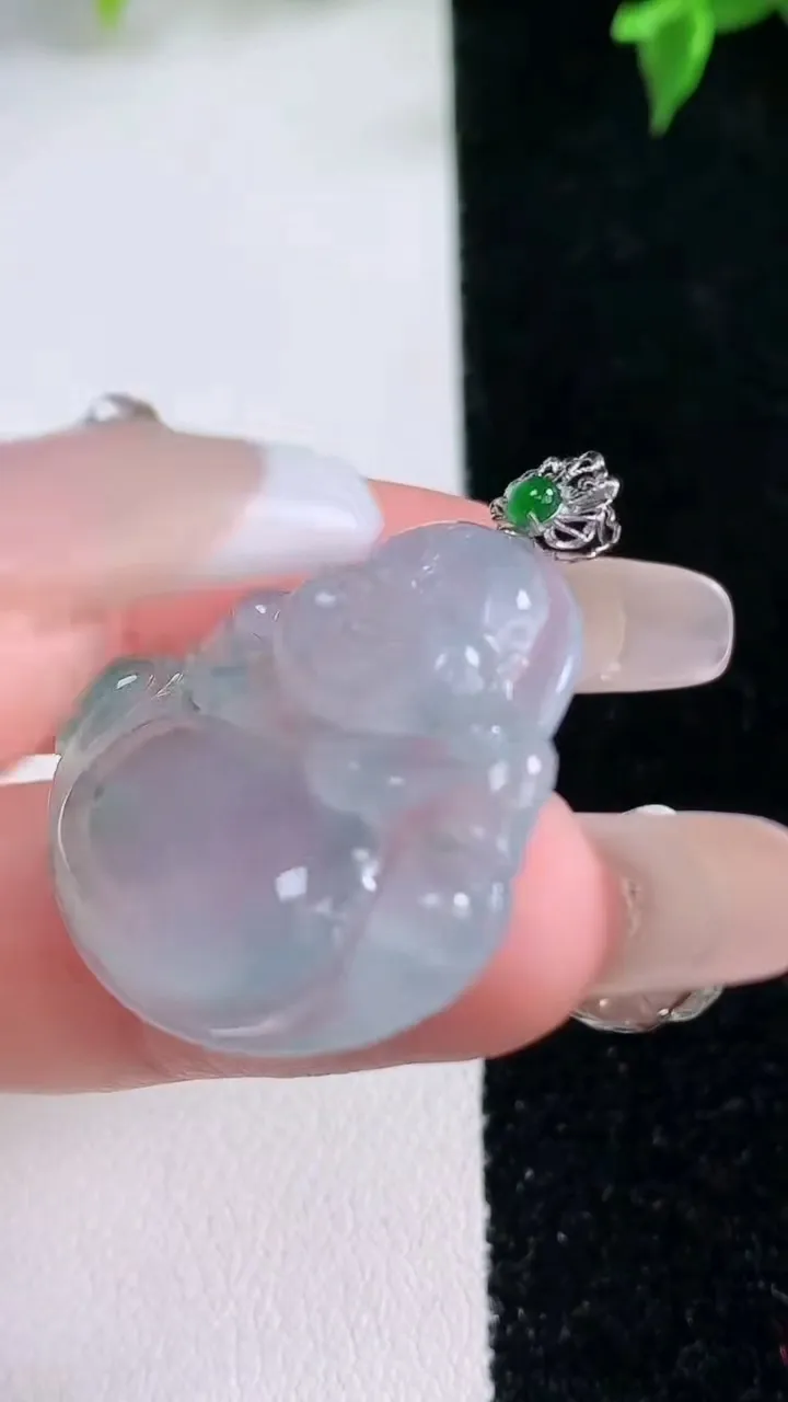 天然A货翡翠种飘花佛公吊坠，尺寸27.8-30.6-5，重量:6.44g
1月22日