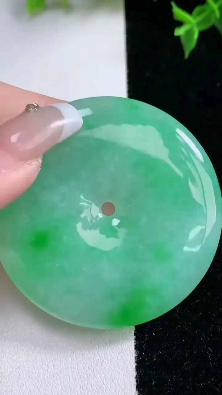 天然A货翡翠平安扣吊坠，尺寸52-5.8，重量:35.84g
1月22日