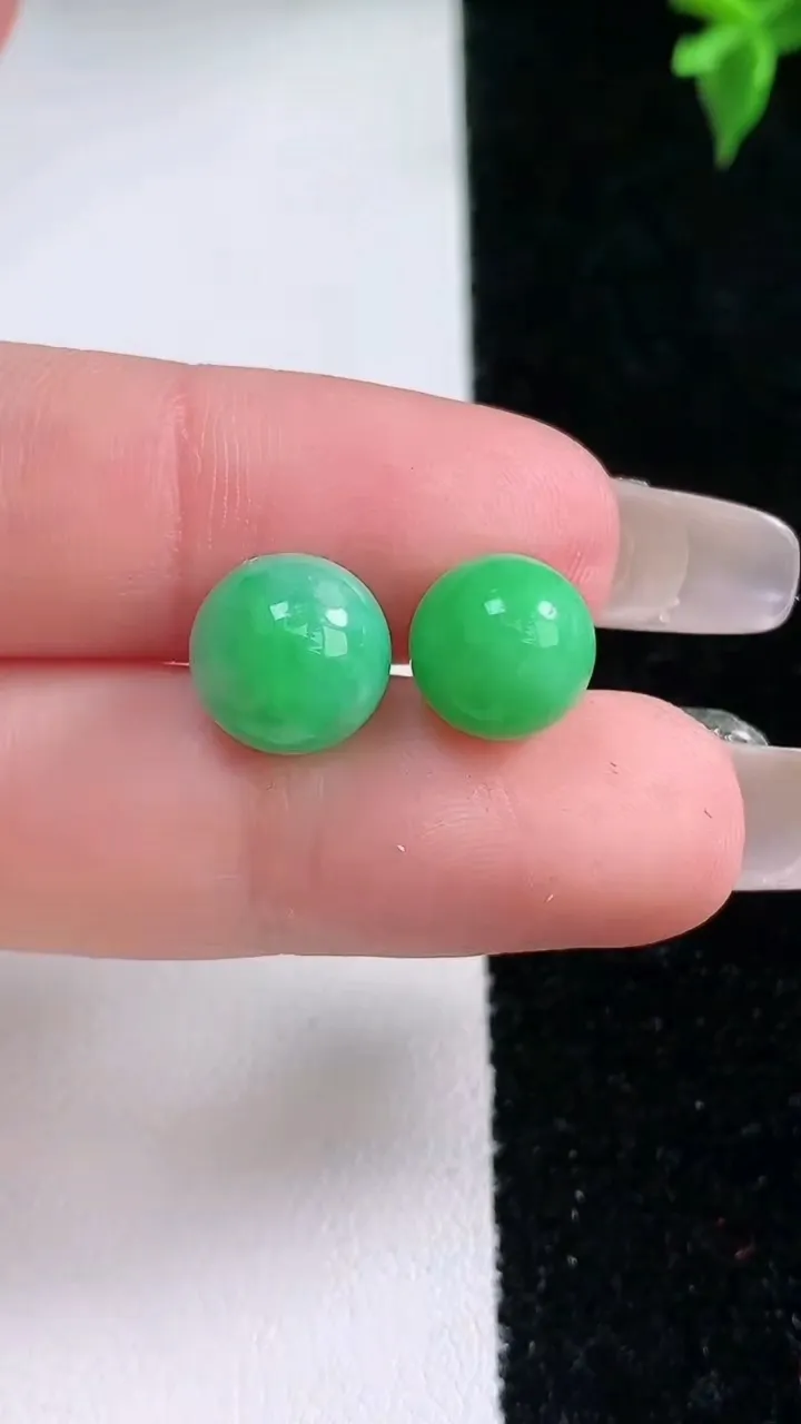 天然A货翡翠圆珠镶嵌件一对，尺寸9.4，重量:3.70g
1月22日