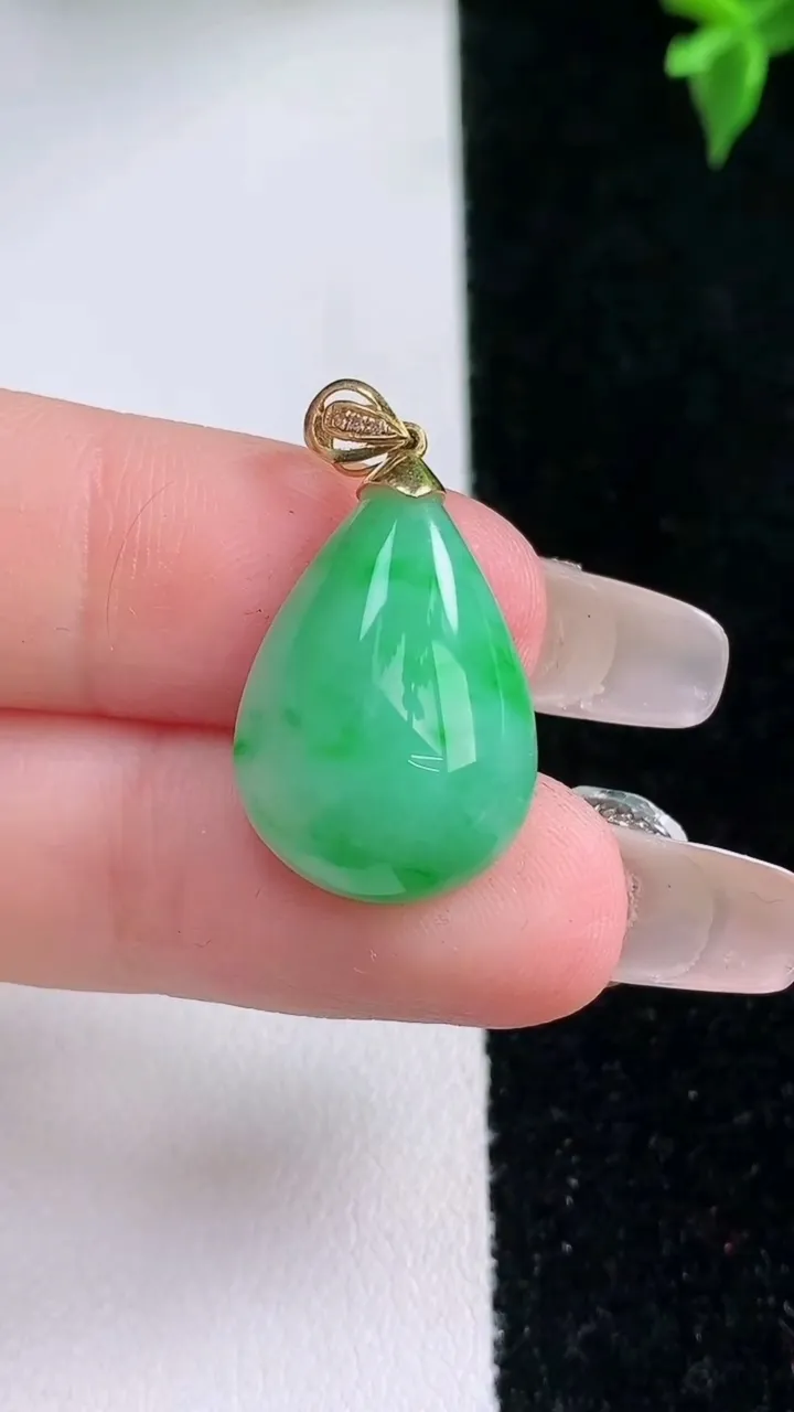 天然A货翡翠水滴吊坠，尺寸20-14-6.8，重量:3.29g
1月22日