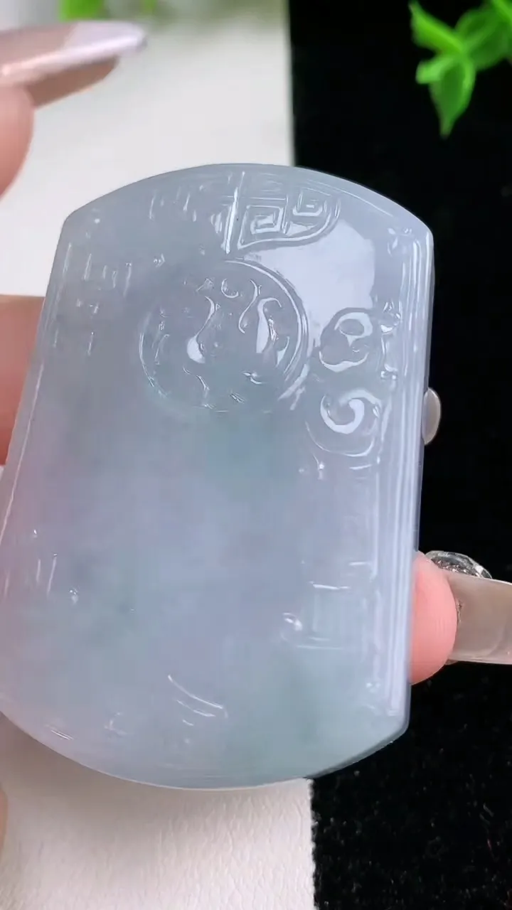 天然A货翡翠春带彩紫罗兰仿古无事牌吊坠，尺寸54.4-35.5-11，重量:62.90g
1月22日