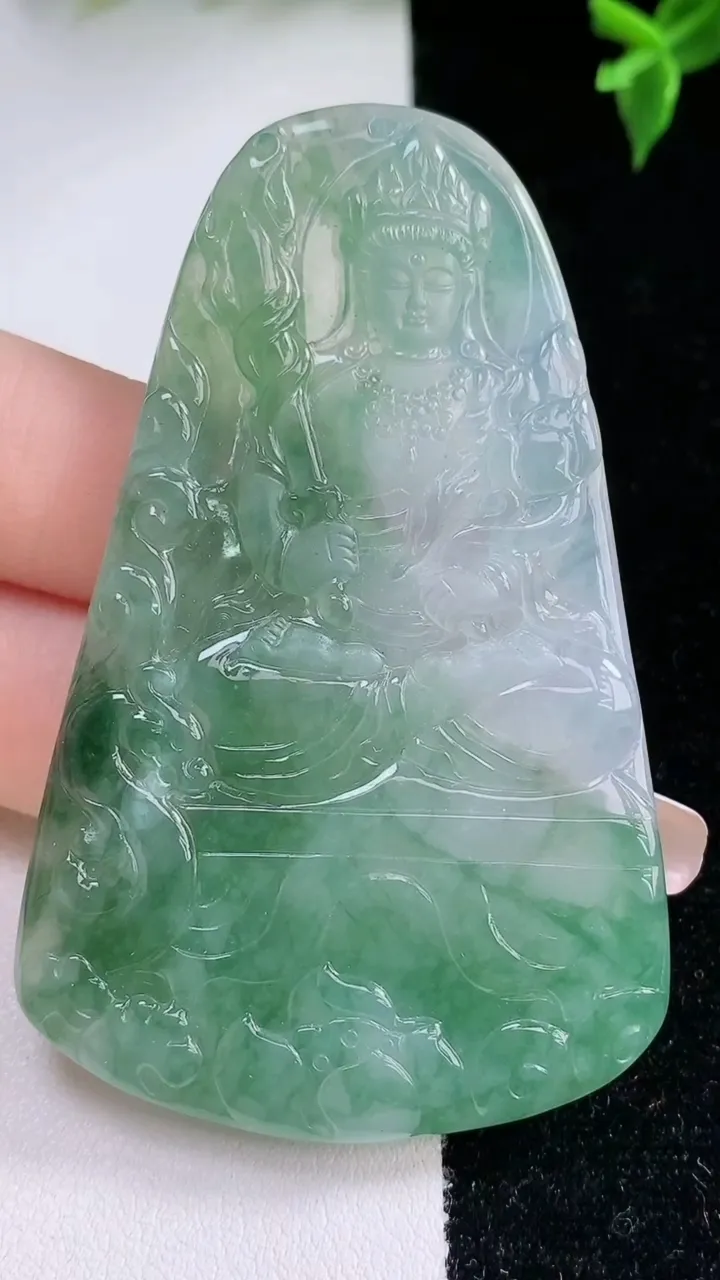 天然A货翡翠虚空藏菩萨吊坠，尺寸66.5-41.4-4.5，重量:27.15g
1月22日