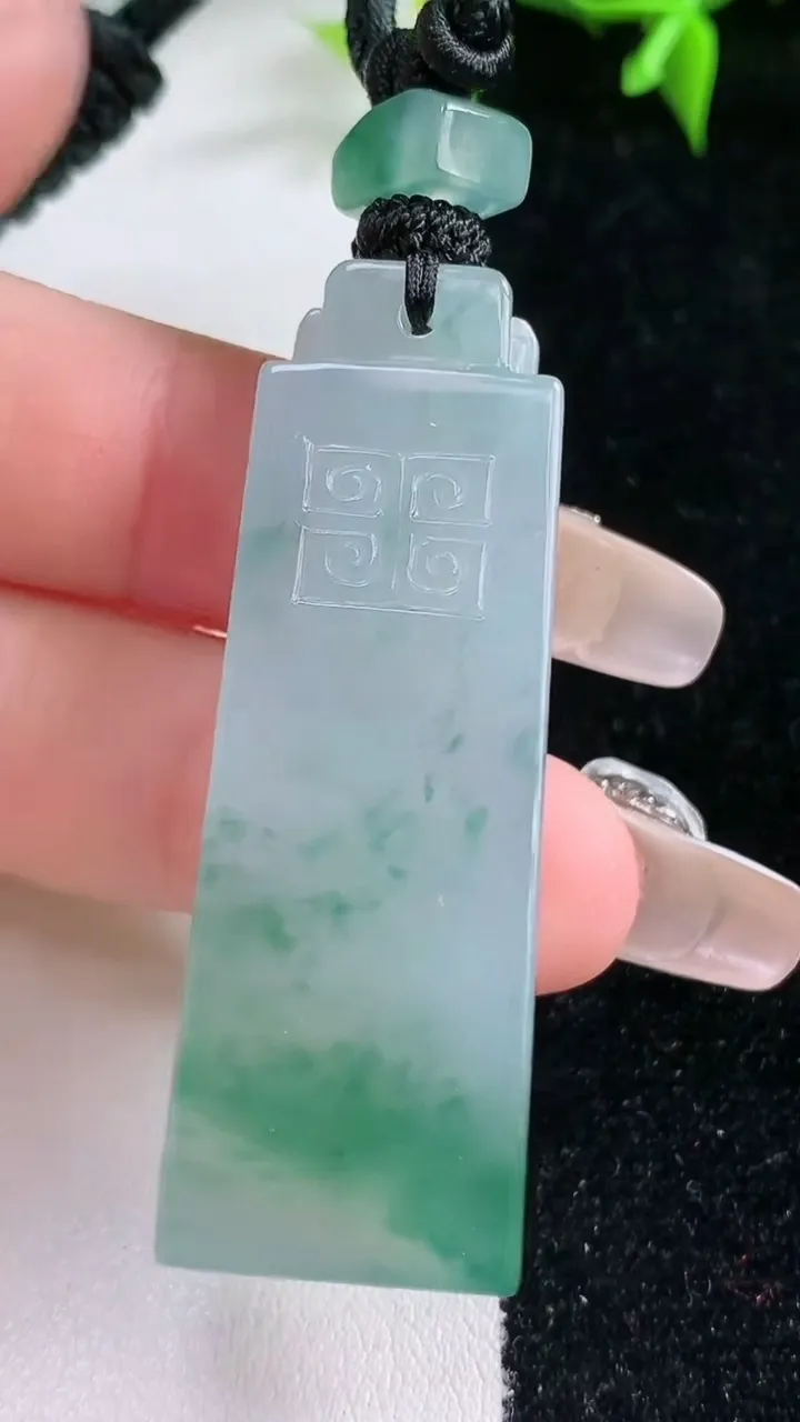 天然A货翡翠冰种飘花仿古无事牌，尺寸49-16.7-5.7，重量:18.69g
1月22日