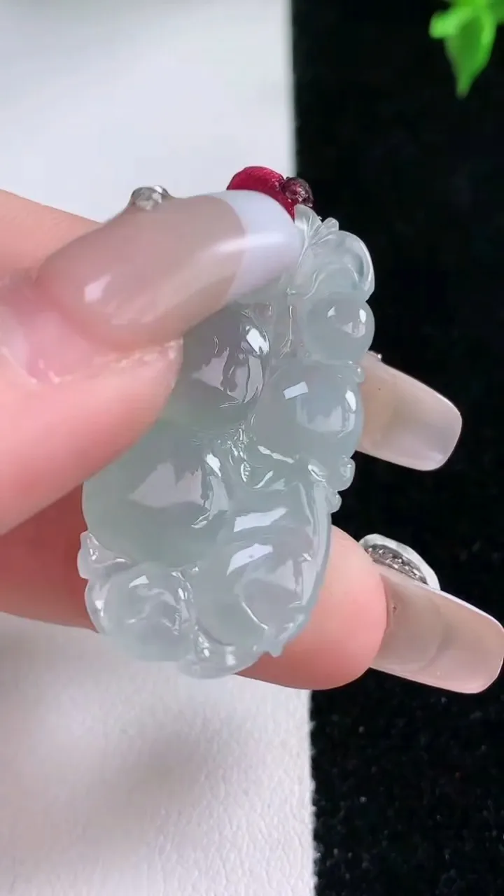 天然A货翡翠福豆吊坠，尺寸35-17.8-4.6，重量:5.13g
1月22日