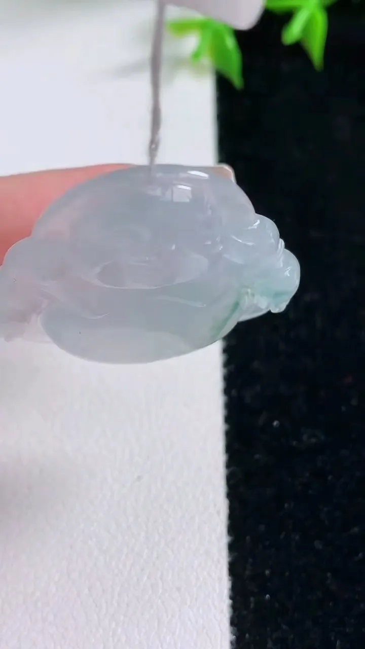 天然A货翡翠冰种飘花佛公吊坠，尺寸30.6-33-5.4，重量:8.44g
1月22日