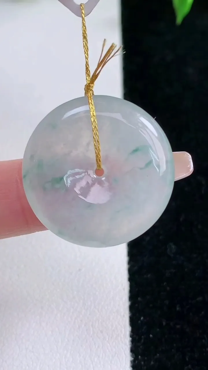 天然A货翡翠冰种飘花平安扣吊坠，尺寸24.5-4.8，重量:6.43g
1月22日