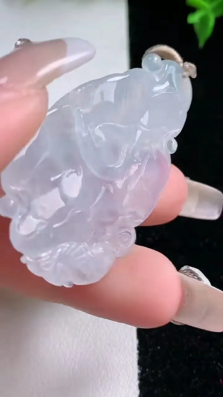 天然A货翡翠年年有余吊坠，尺寸48-26.8-4，重量:10.24g
1月22日