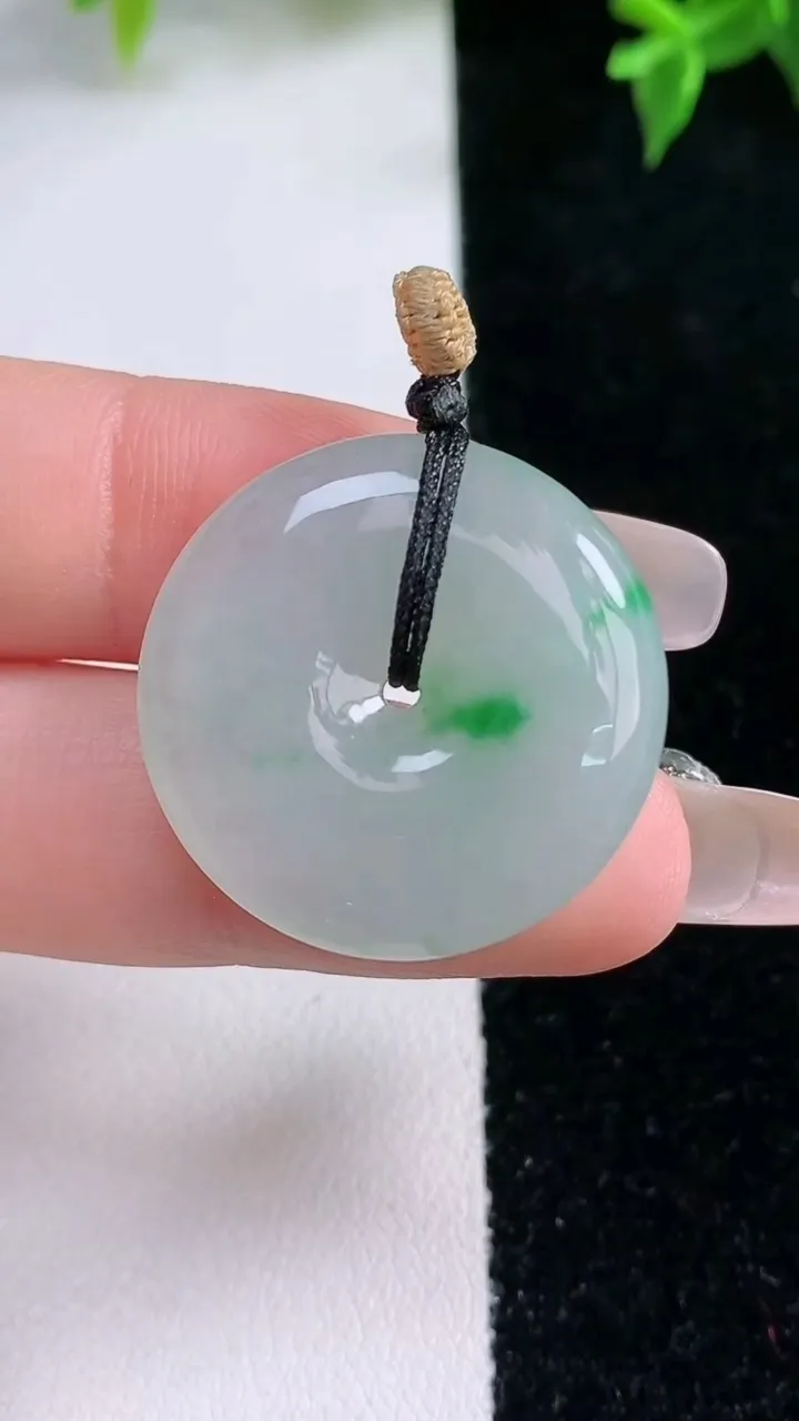 天然A货翡翠平安扣吊坠，尺寸26-5.5，重量:7.87g
1月22日