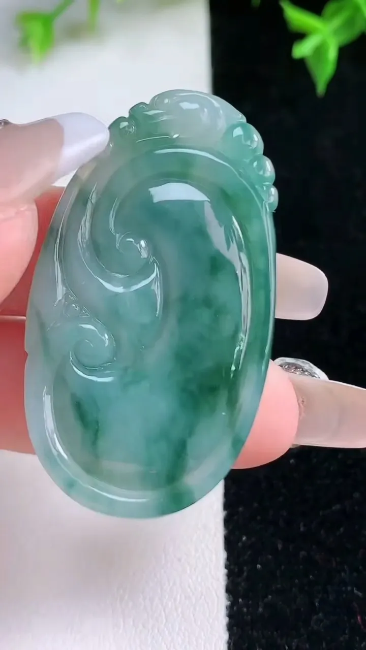 天然A货翡翠飘花如意吊坠，尺寸44.8-25-5.7，重量:12.70g
1月22日