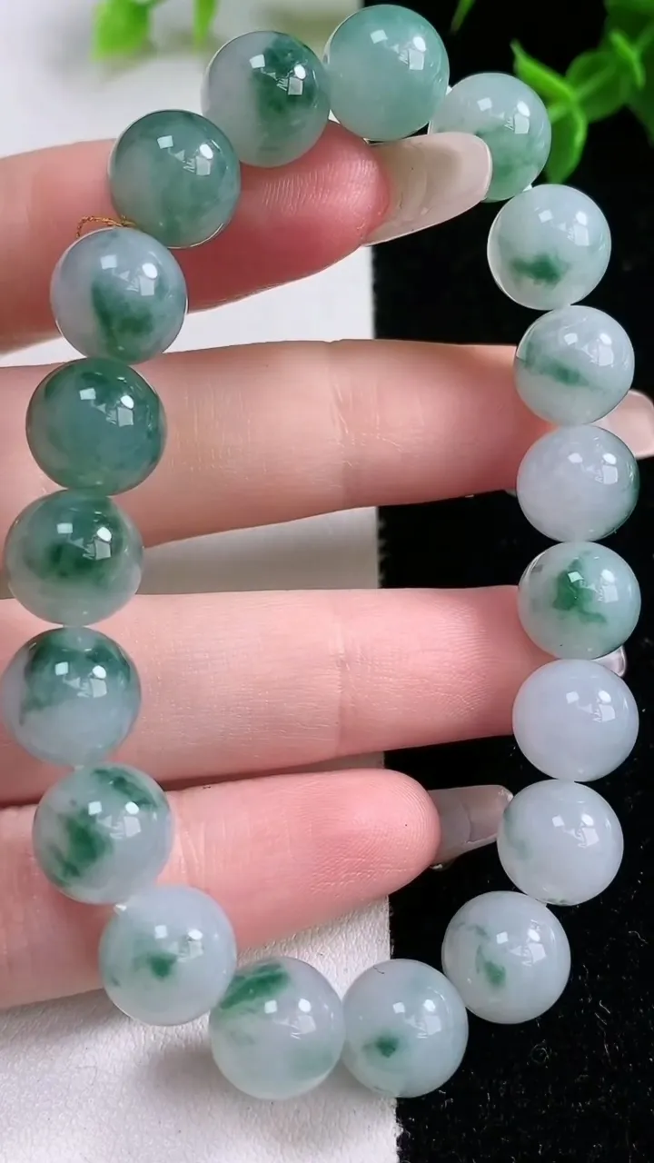 天然A货翡翠飘花圆珠手串，尺寸10-19颗，重量:32.58g1月22日
工厂直销收藏佳品,种好水足，色泽均匀，有种有色，上手高大气！