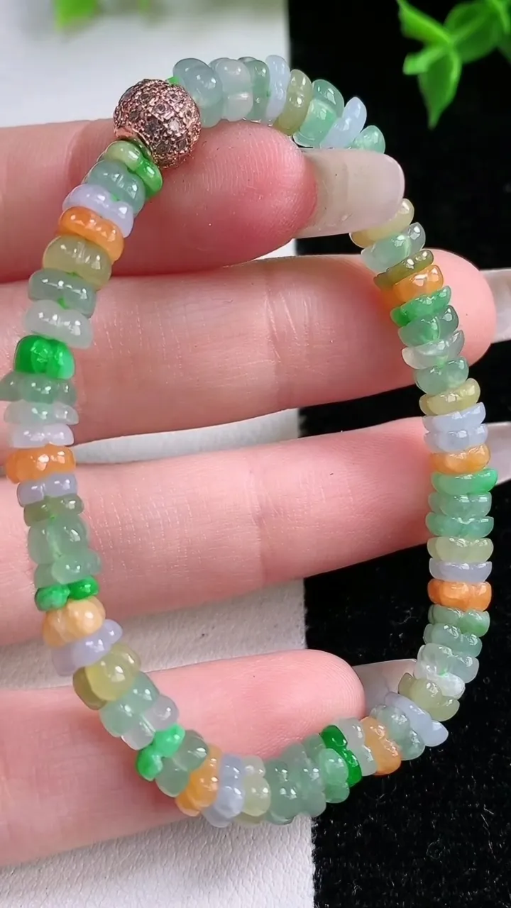 天然A货翡翠三彩莲花手串，尺寸5.4-3，重量:11.21g1月22日
工厂直销收藏佳品,种好水足，色泽均匀，有种有色，上手高大气！