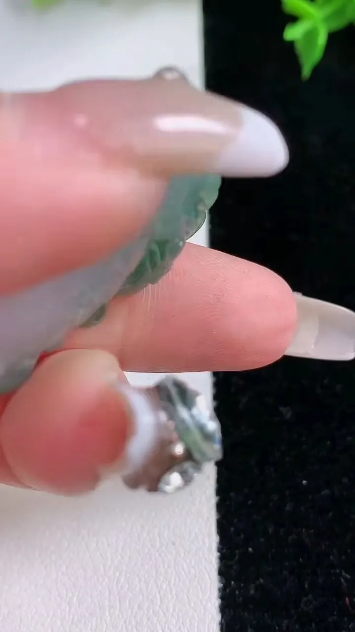 天然A货翡翠观音头吊坠，尺寸42.7-28-7，重量:15.13g
1月22日