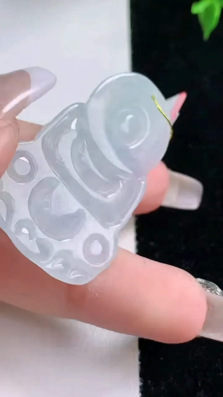 天然A货翡翠观音菩萨吊坠，尺寸40.8-27.4-3.3，重量:7.05g
1月22日