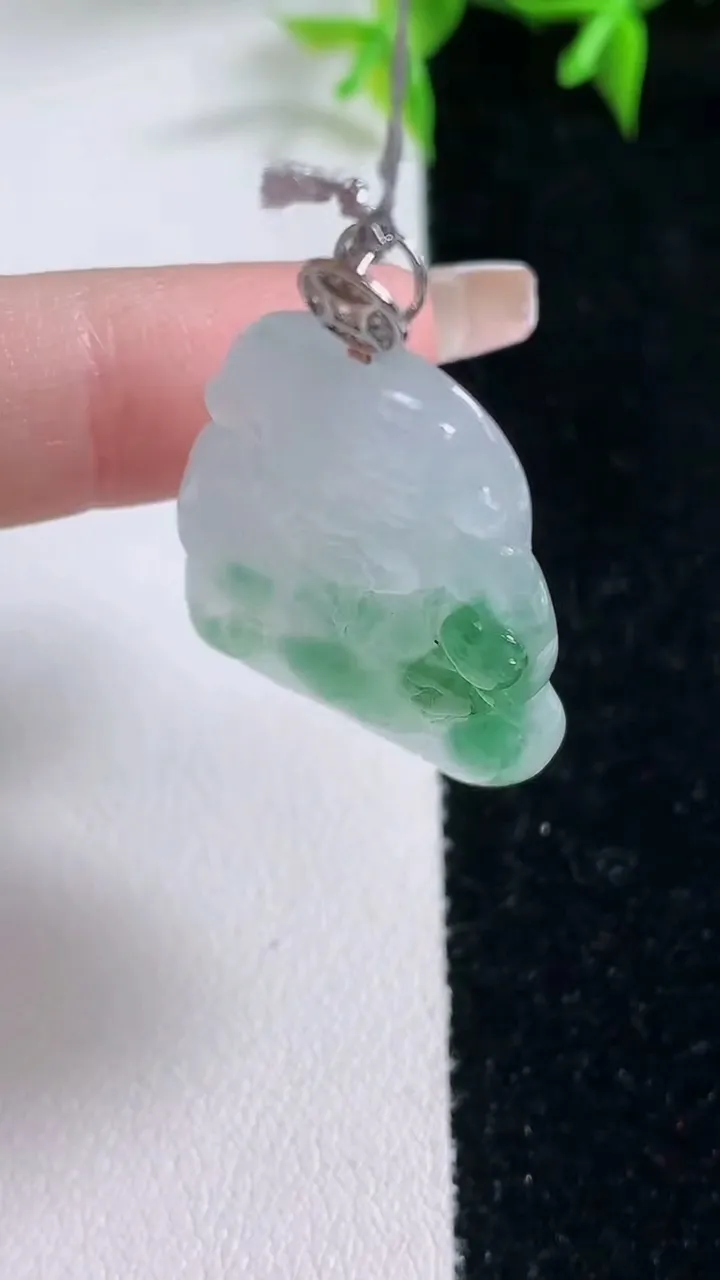 天然A货翡翠财神爷吊坠，尺寸31-23.7-5，重量:8.23g
1月22日